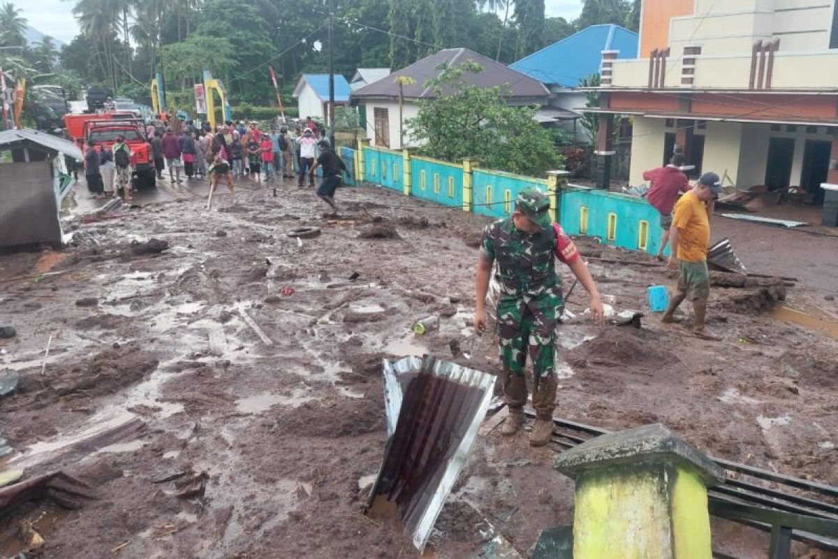 Akses jalan lingkar Ternate putus diterjang banjir bandang