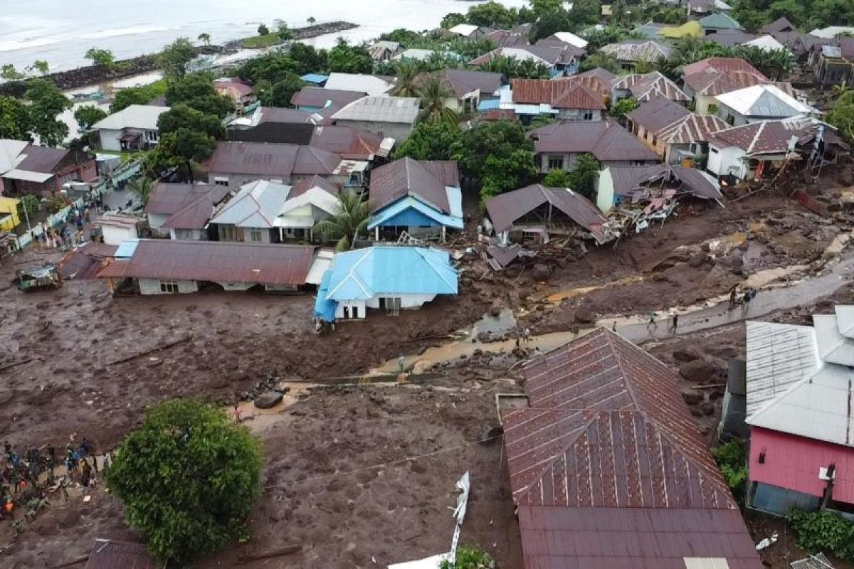 PLN UP3 Ternate gerak cepat pulihkan pasokan listrik di Kelurahan Rua akibat bencana alam