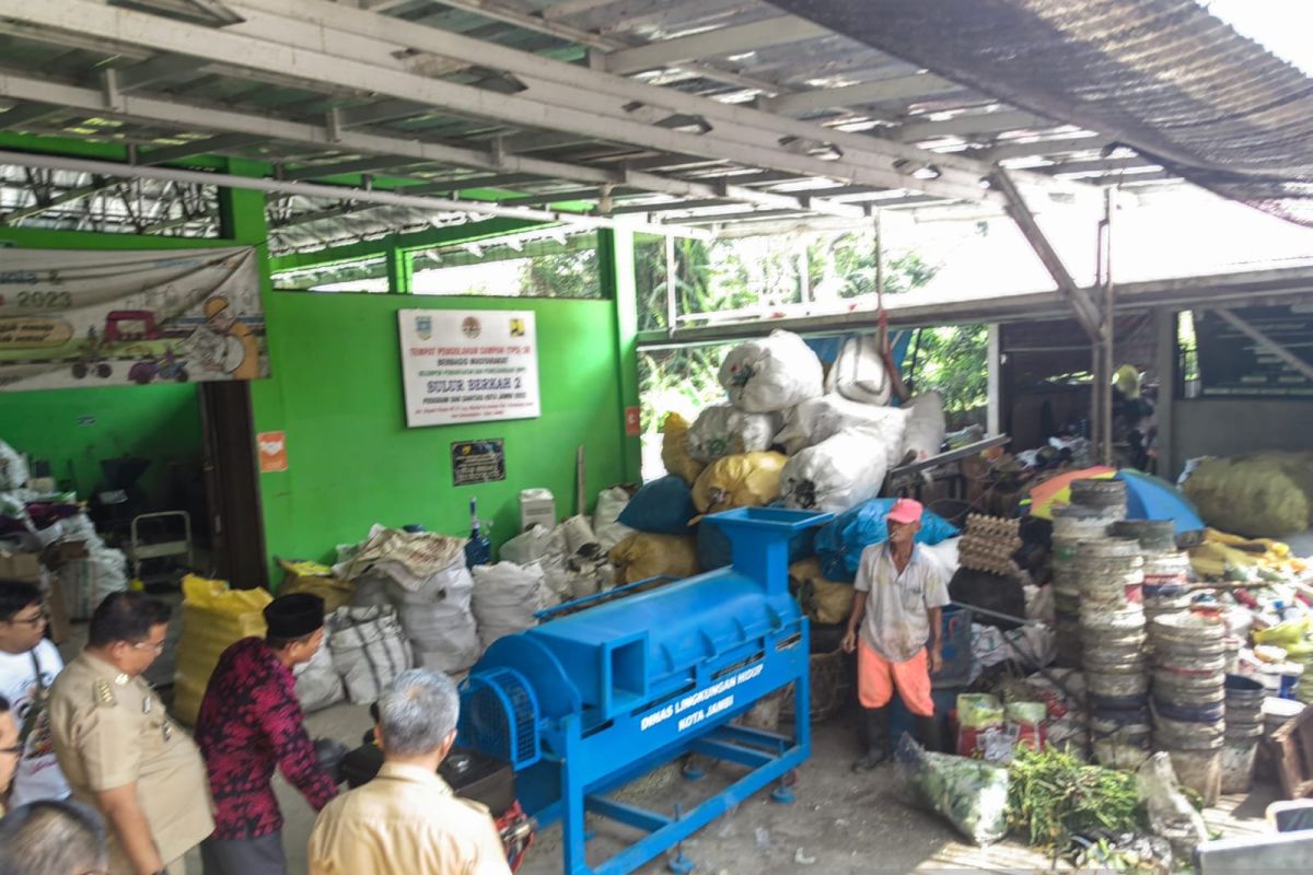 Pemkot Jambi bantu mesin pencacah sampah ke kelompok swadaya