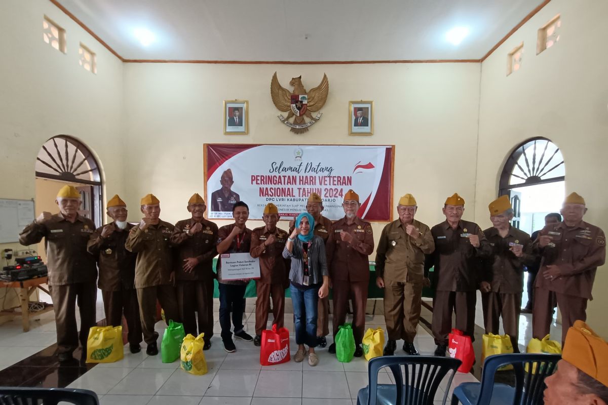 Alfamart bagikan puluhan paket sembako kepada veteran di Sidoarjo