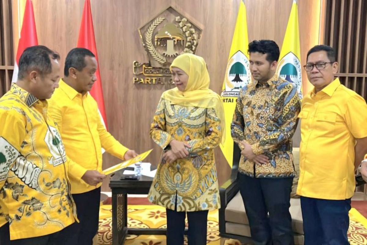 Khofifah dan Emil terima  formulir B1 KWK Partai Golkar