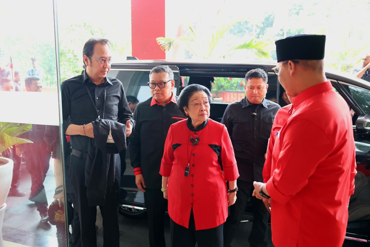 Megawati tiba di DPP PDIP  jelang pengumuman cakada gelombang 3