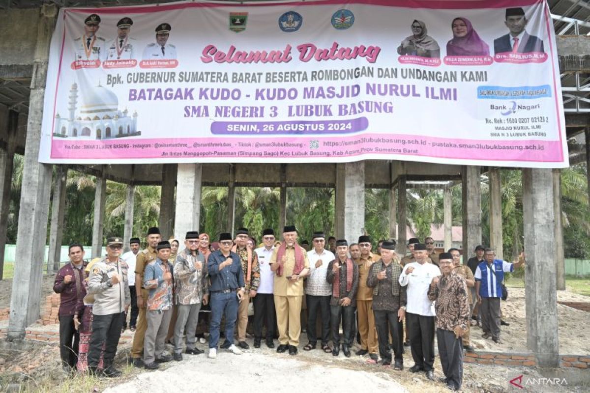 Batagak Kudo-Kudo Masjid SMAN 3 Lubuak Basuang, Mahyeldi : Pusat Pendidikan Karakter Beragama bagi Pelajar Kita