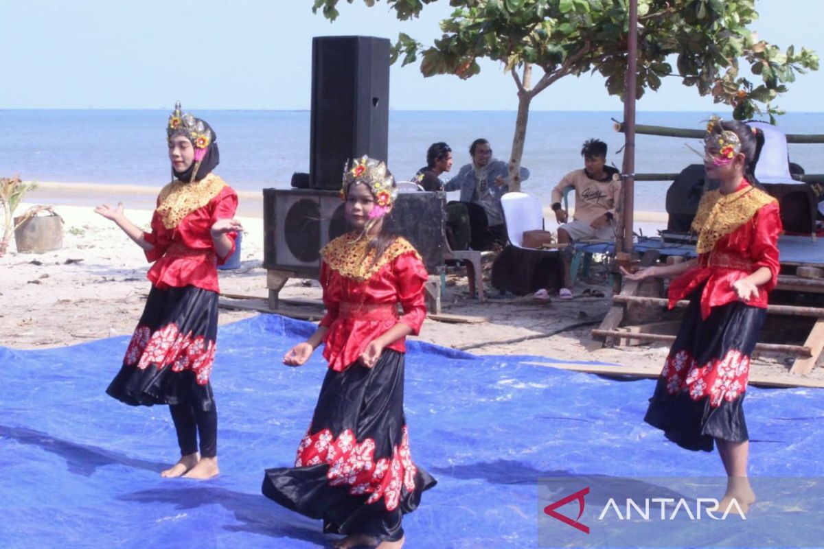 Pemkab Bangka Barat fasilitasi warga Suku Jerieng gelar tradisi