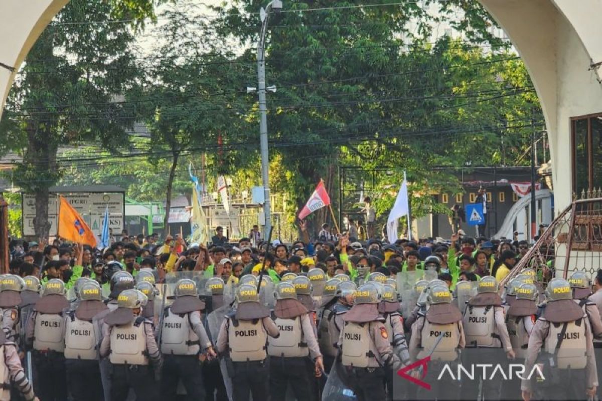 Polisi bubarkan aksi mahasiswa di depan DPRD Kota Semarang Jateng