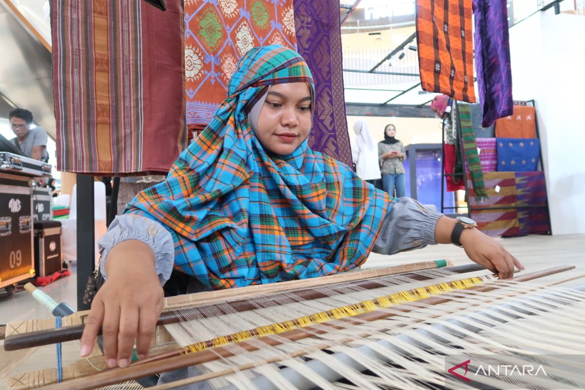 Weaving profit with purpose in West Nusa Tenggara