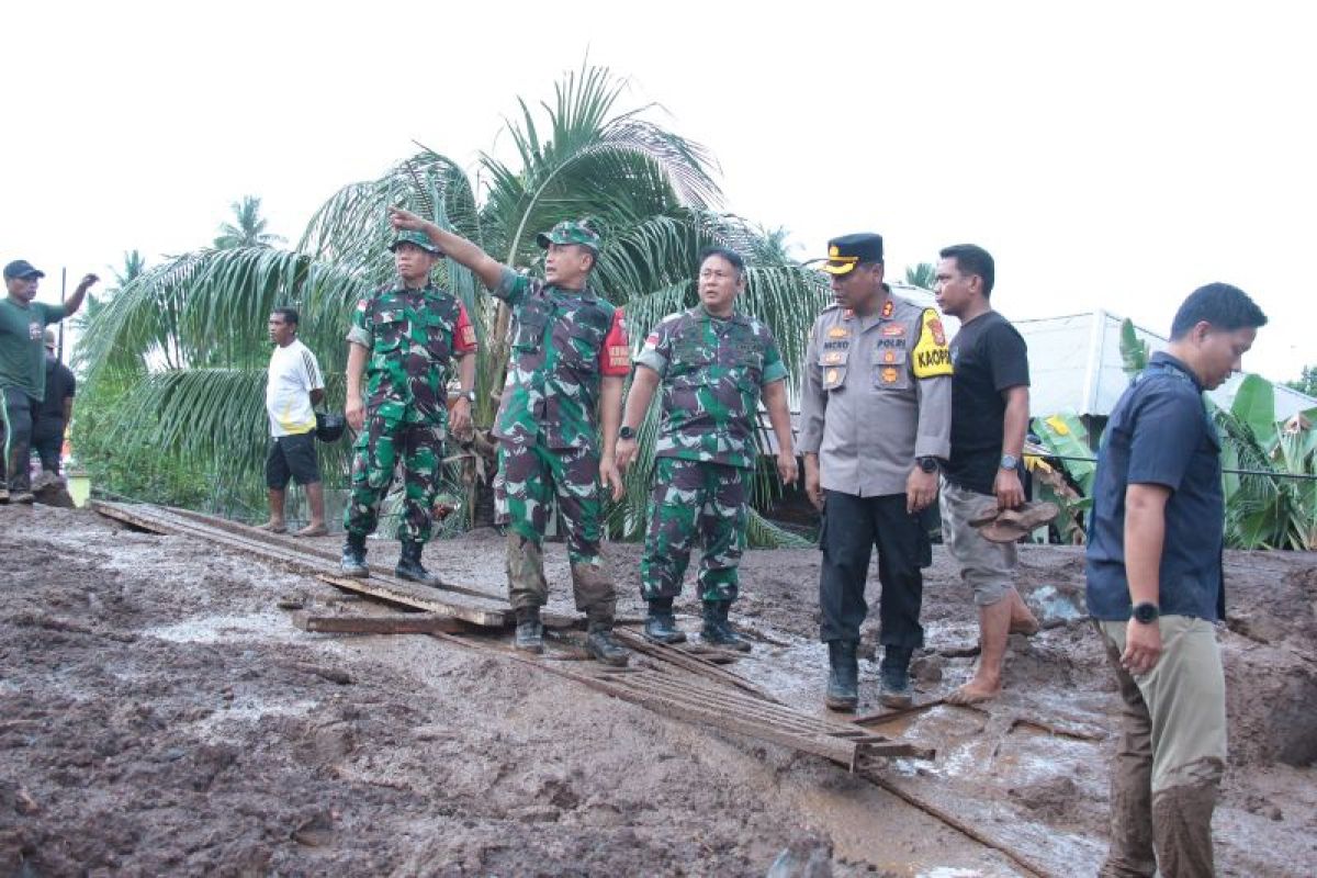 Jajaran Korem 152/Baabullah  evakuasi korban banjir bandang