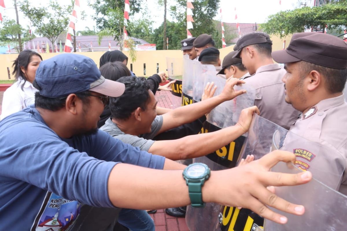 Personel Polres Simalungun latihan sistem pengamanan Pilkada