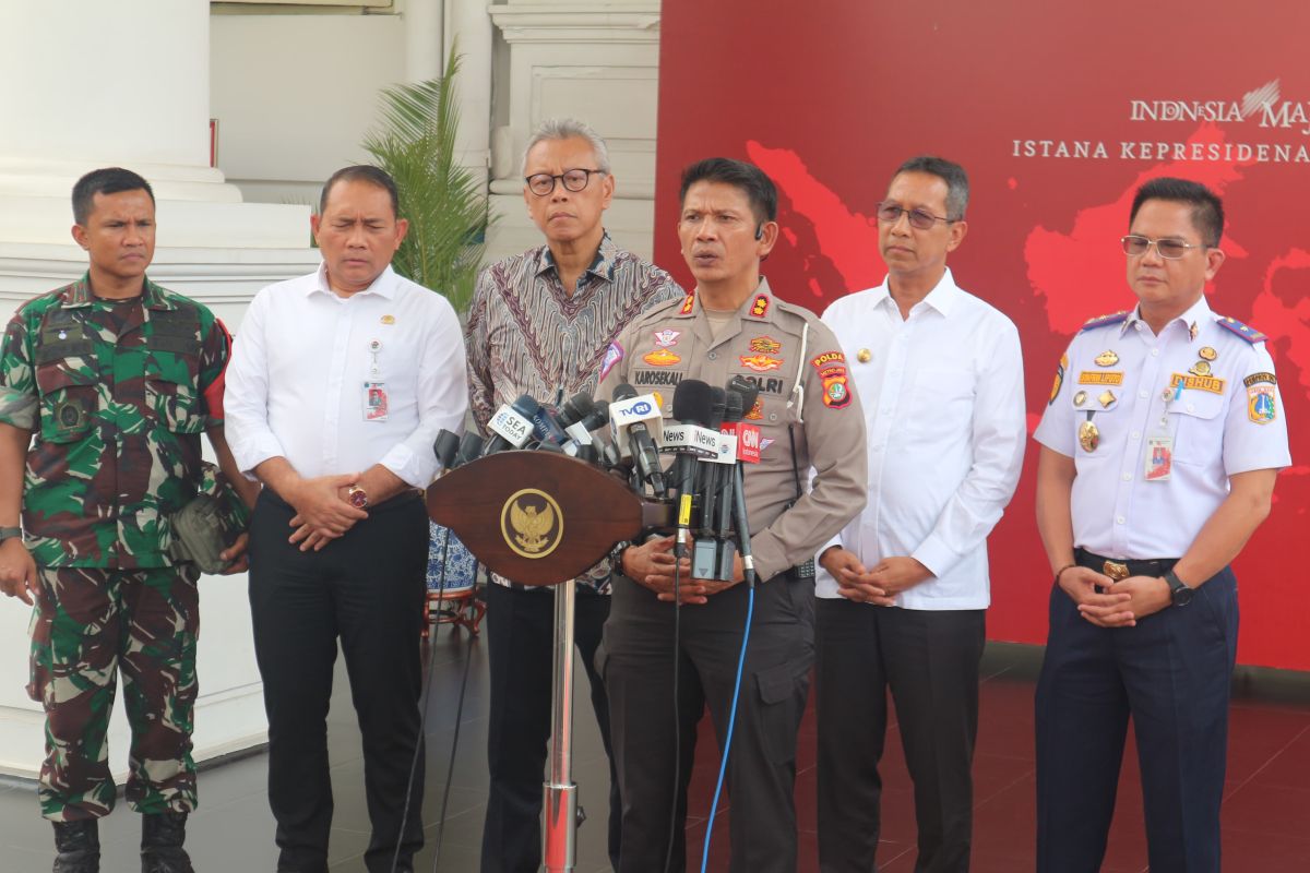 Persiapan menjelang misa akbar Paus Fransiskus di GBK