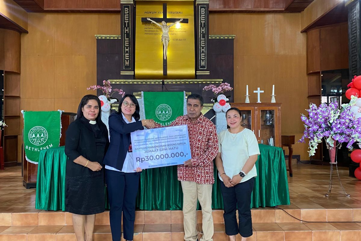 Angkasa Pura Bandara Pattimura salurkan bantuan pembangunan gereja lewat program TJSL