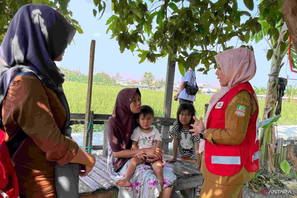 PMI Kabupaten Bekasi tinjau anak stunting di Desa Sriamur dan Karangsatria