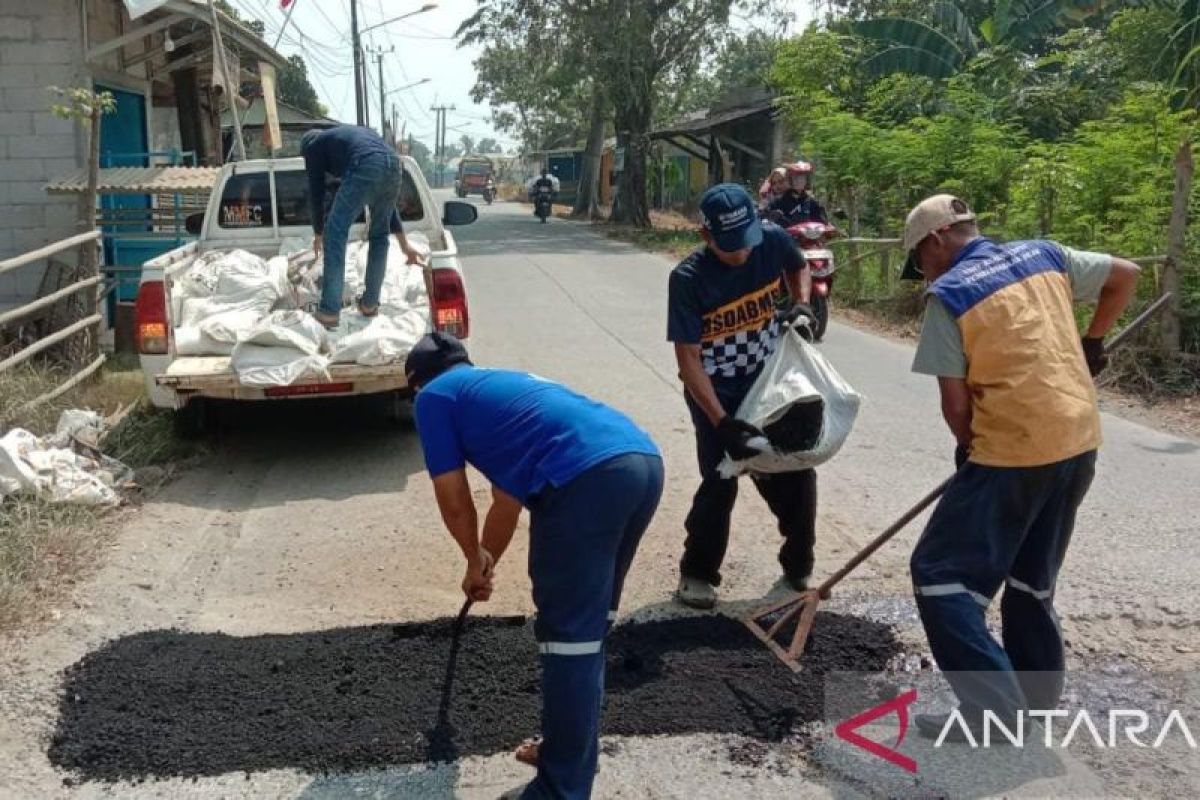 Pemkab Bekasi perbaiki jalan rusak di sejumlah titik respons cepat laporan warga