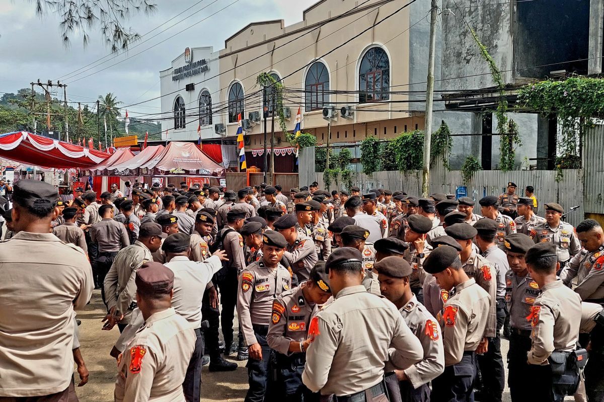 Polda Papua Barat terjunkan 450 personel jaga Kantor KPU PBD