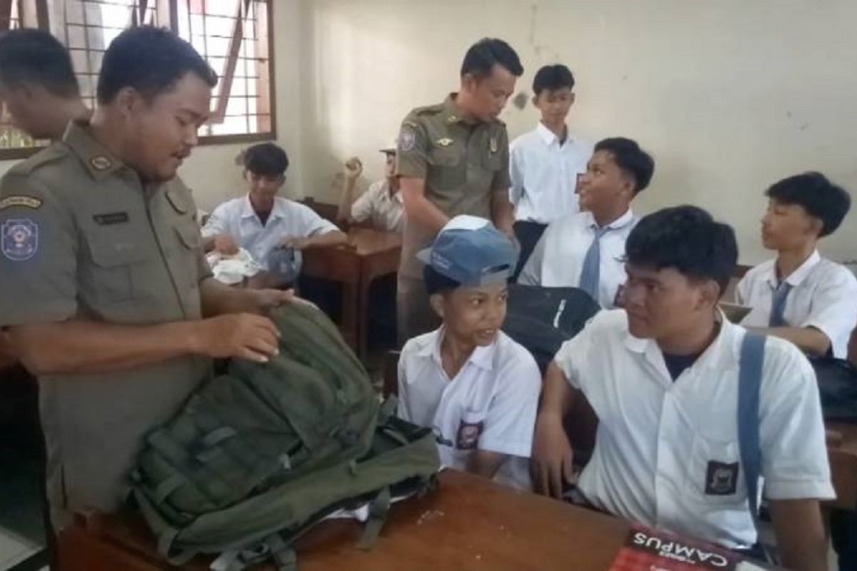 Cegah tawuran, Satpol PP Tangerang razia tas bawaan pelajar