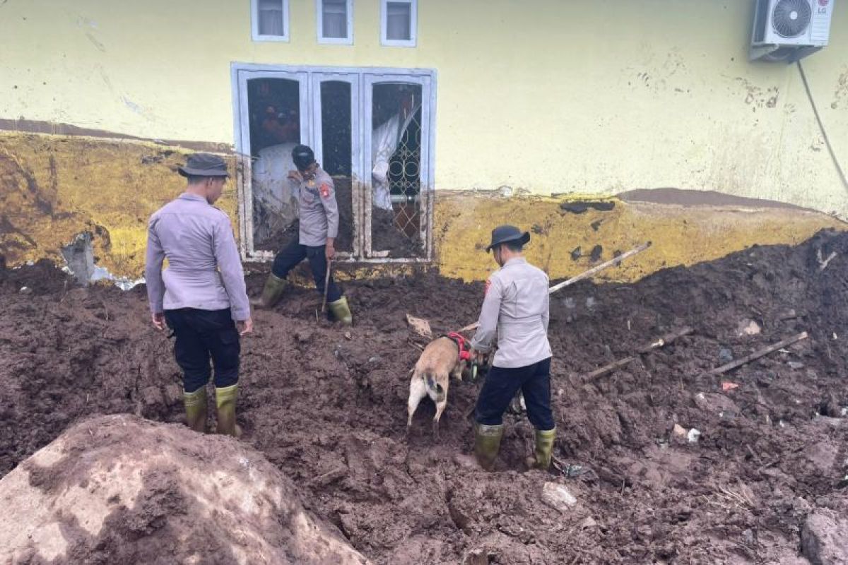 Polda Malut kerahkan anjing pelacak cari korban longsor di Ternate