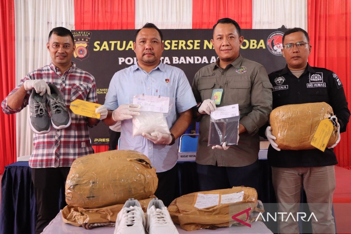 Simpan sabu-sabu di sepatu, dua pria tertangkap saat hendak terbang ke Jakarta