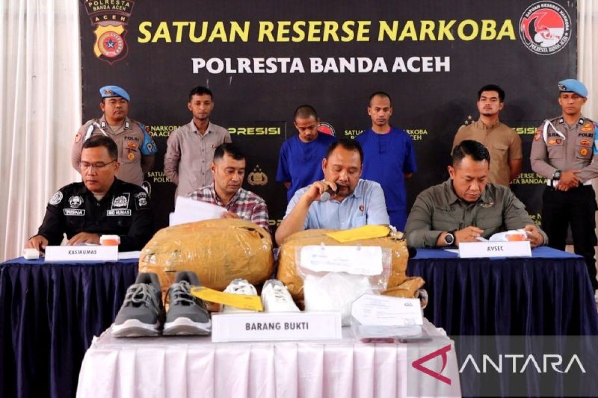 Polisi tangkap IRT penyelundup 4,3 kg ganja via bandara SIM Aceh