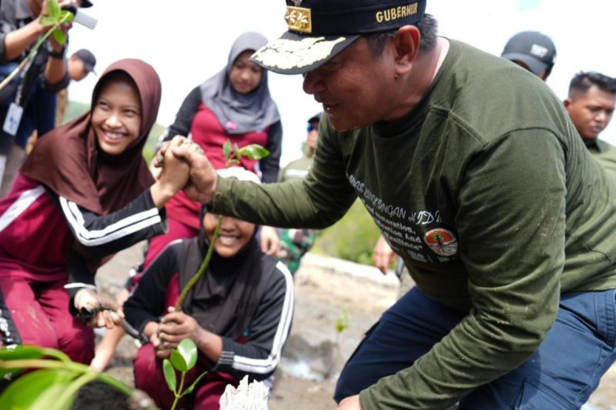 Pemprov Sulbar gencarkan program penanaman mangrove turunkan IRBI