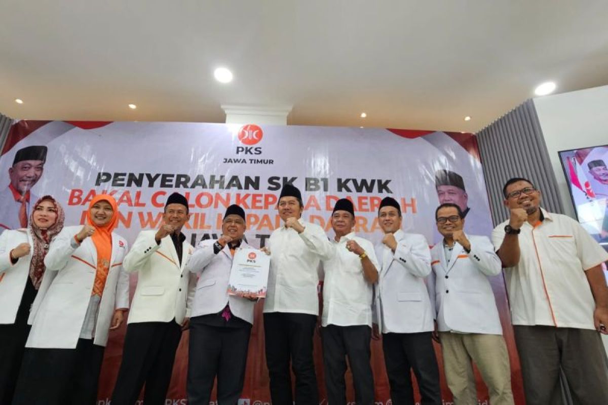 PKS Jatim serahkan SK B1 KWK ke tujuh bakal calon kepala daerah