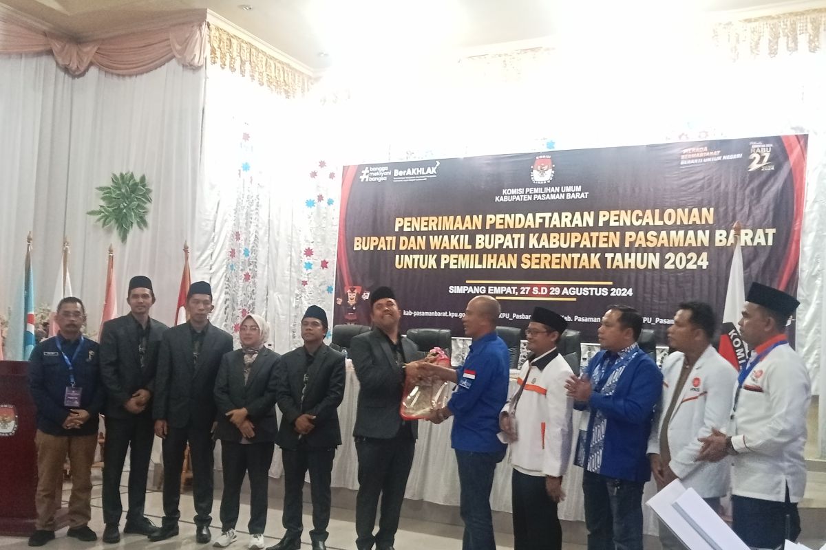 KPU Pasaman Barat terima pendaftaran dua pasangan bakal calon bupati