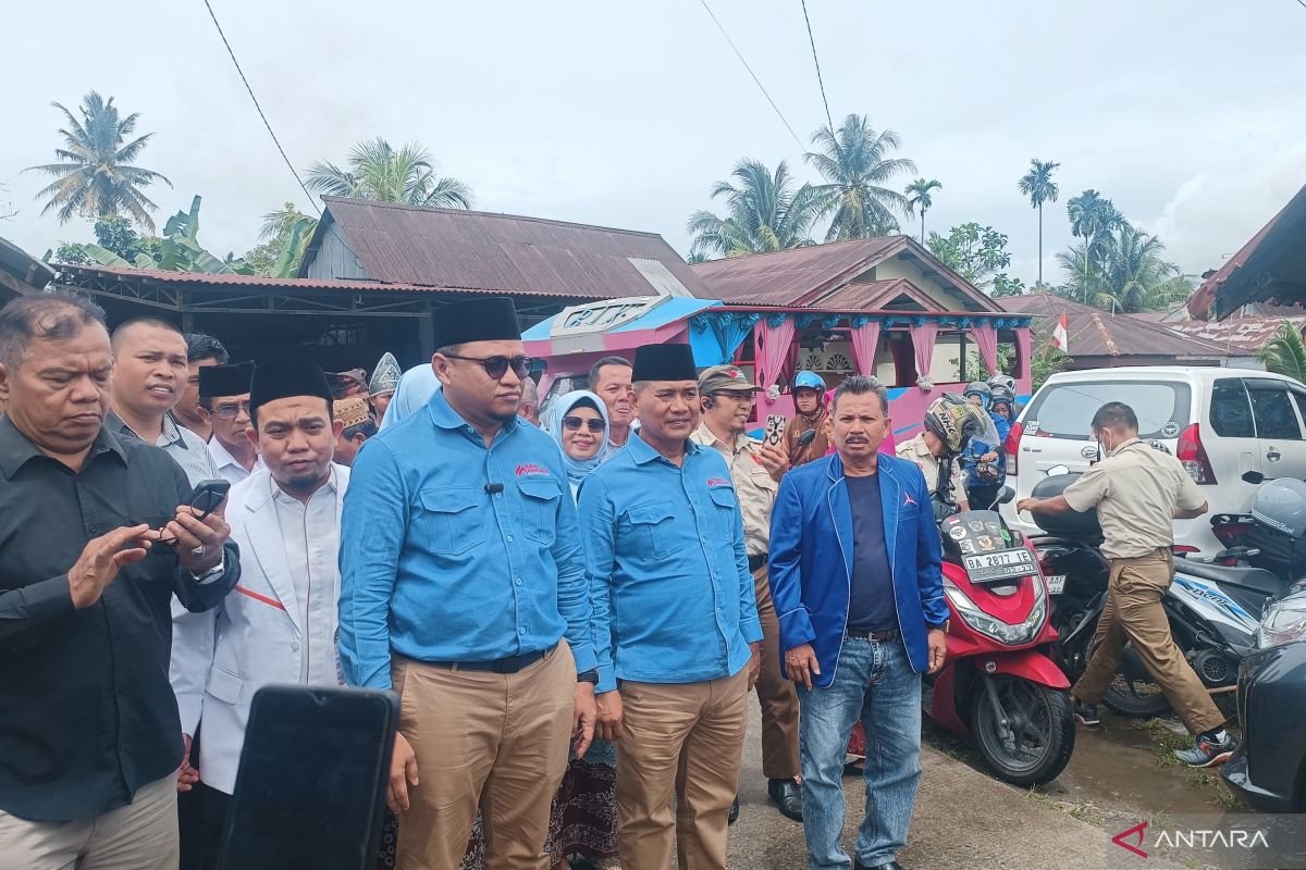 Naik odong-odong, M.Iqbal-Amasrul diantar ribuan orang mendaftar ke KPU Padang