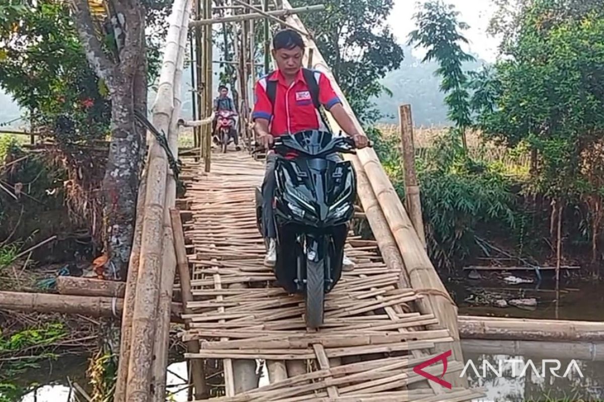 Warga dari dua kecamatan di Sukabumi bangun jembatan darurat dari bambu