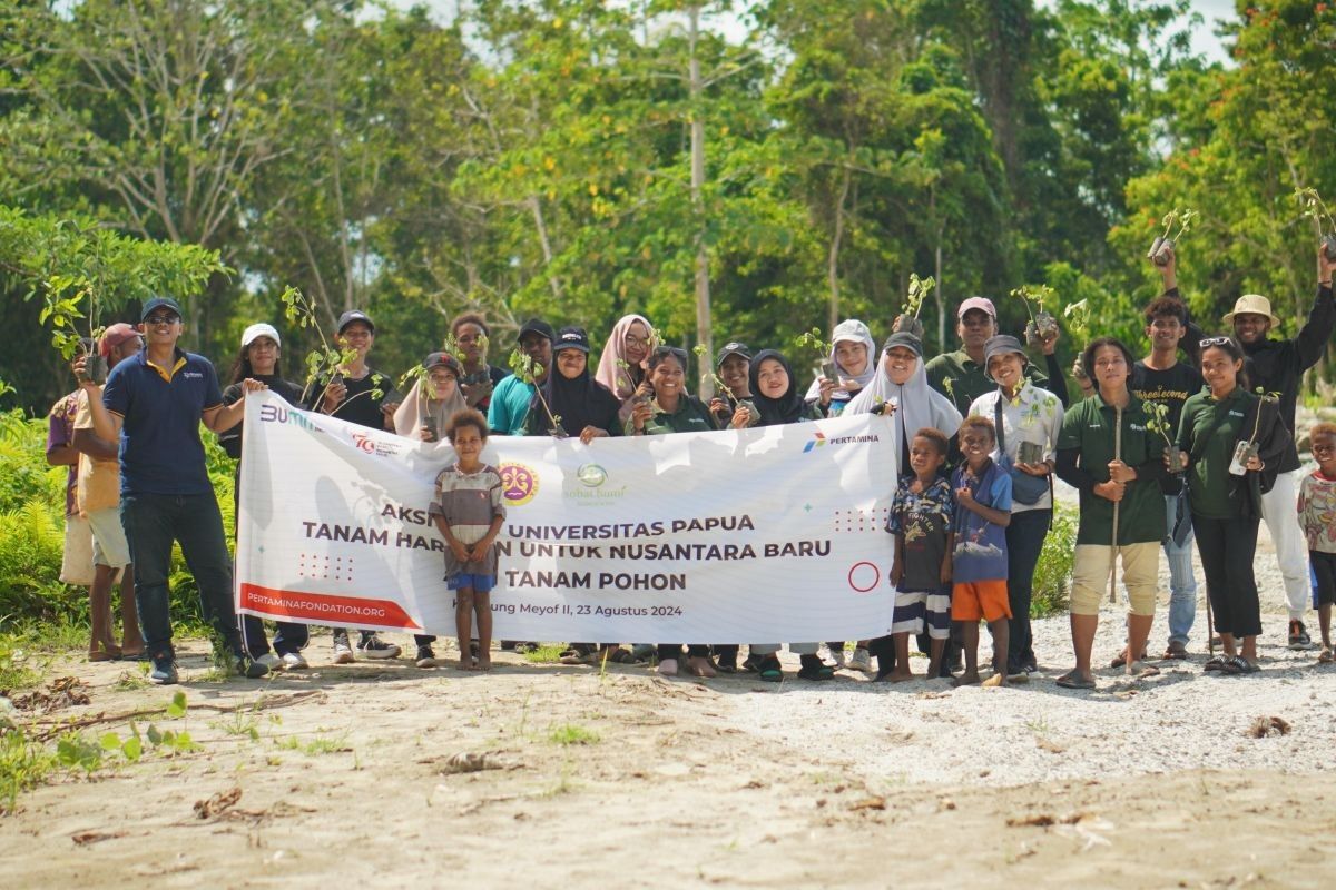 Penerima beasiswa Pertamina tanam ribuan bibit pohon mangrove tekan emisi