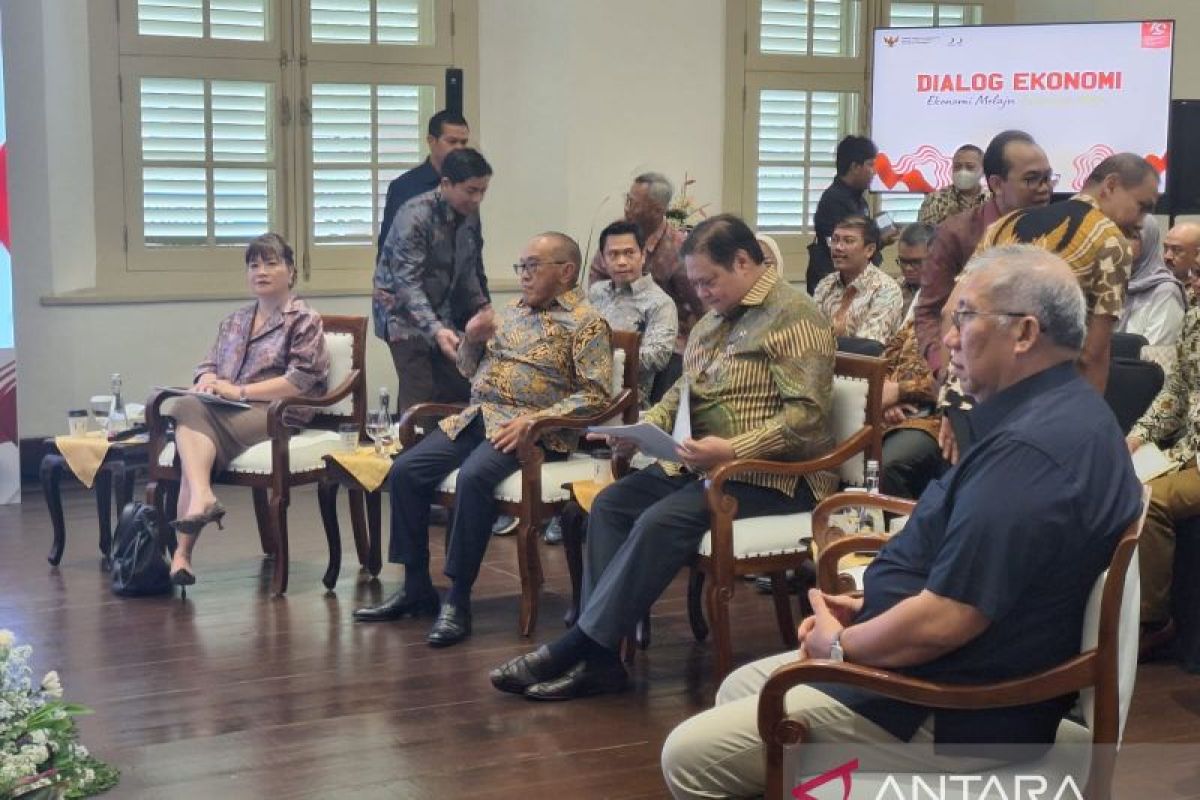 Airlangga bersama para mantan Menko Perekonomian bahas kelas menengah