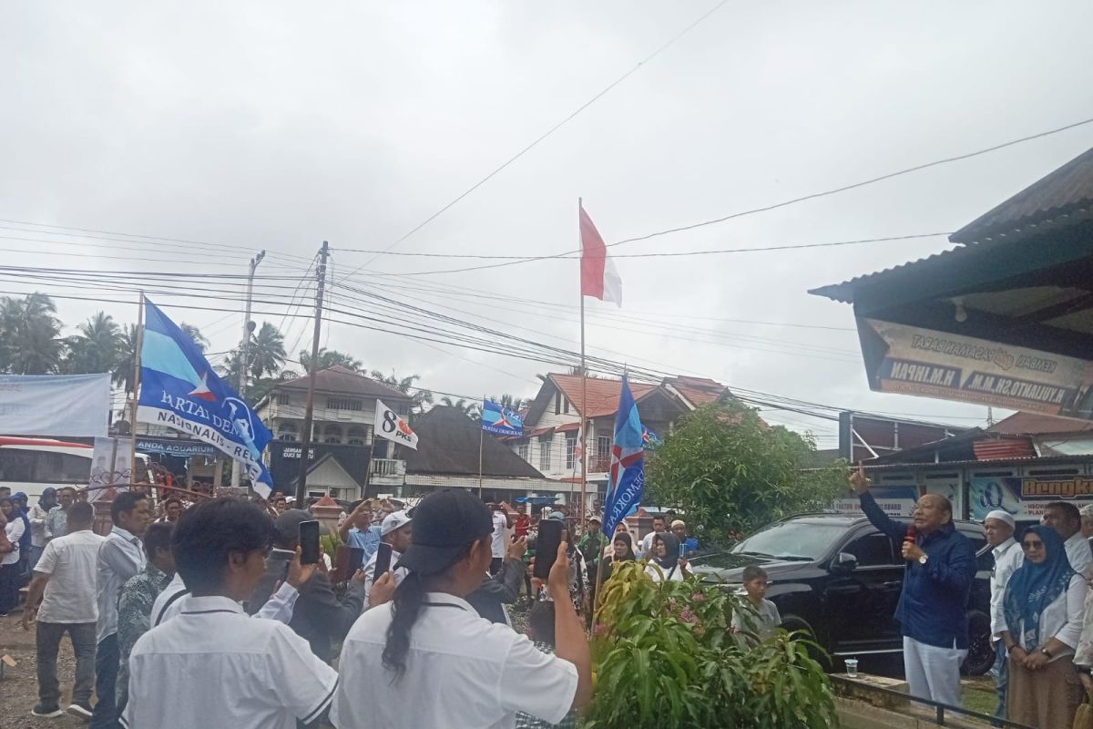 Memakai baju putih, lebih seribu masyarakat antarkan Yulianto-M Ihpan daftar ke KPU ikuti pilkada