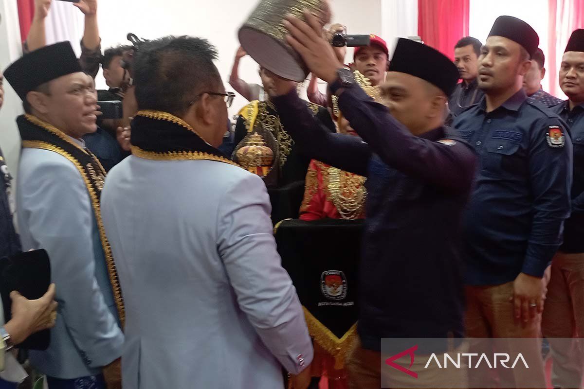 Dua kandidat paslon daftar Pilkada Banda Aceh, dari calon independen dan mantan wali kota