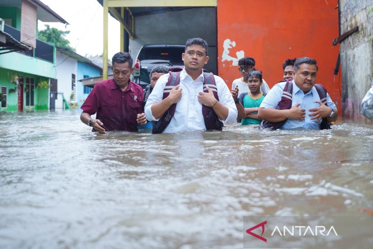 Momen Bobby Nasution terobos banjir lihat langsung kondisi warganya