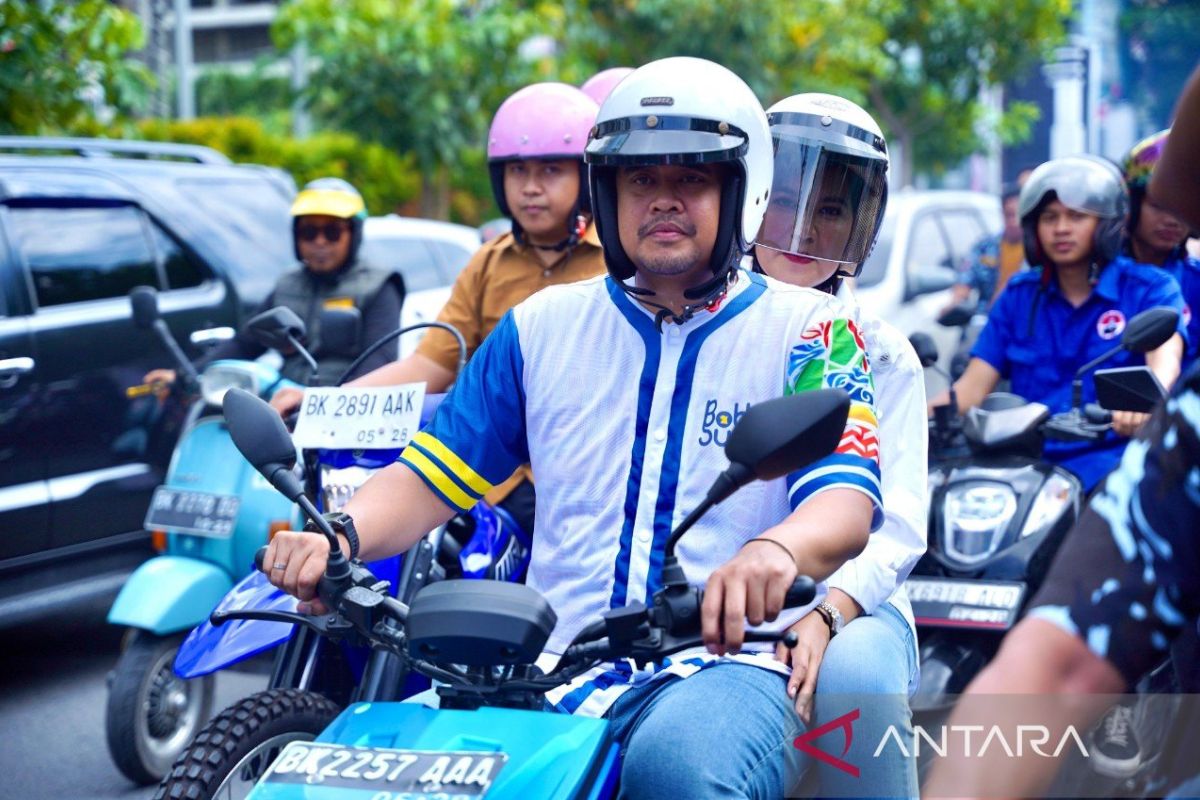 Kendarai kereta listrik Bobby bonceng Kahiyang  ke kantor KPU Sumut