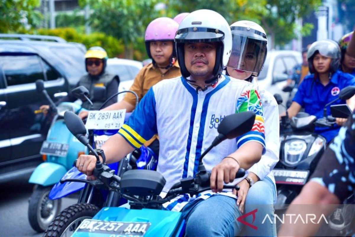 Bobby -Surya kendarai sepeda motor listrik saat mendaftar ke KPU Sumut