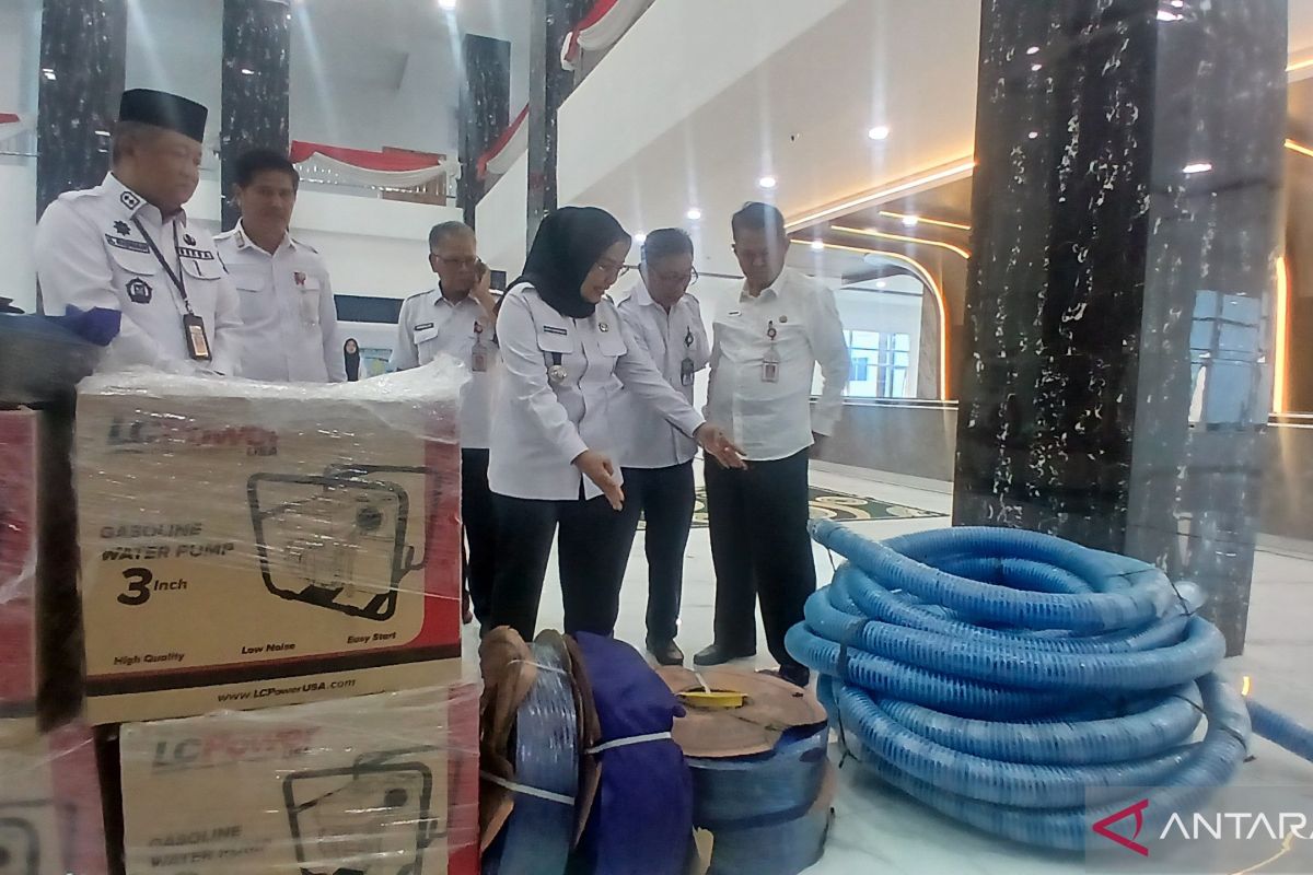 Kementan beri bantuan pompa air kepada belasan kelompok tani di Kota Jambi