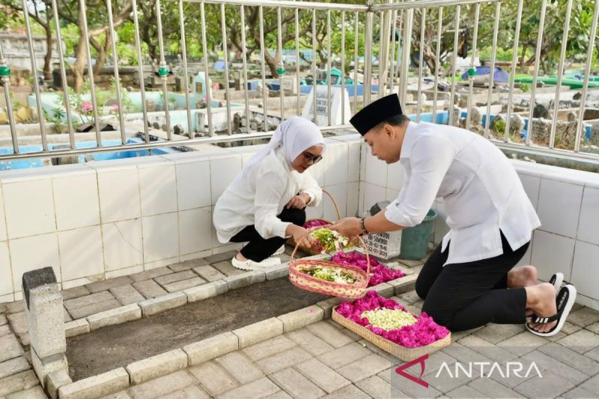 Eri Cahyadi ziarah ke mendiang ayahanda sebelum daftar ke KPU