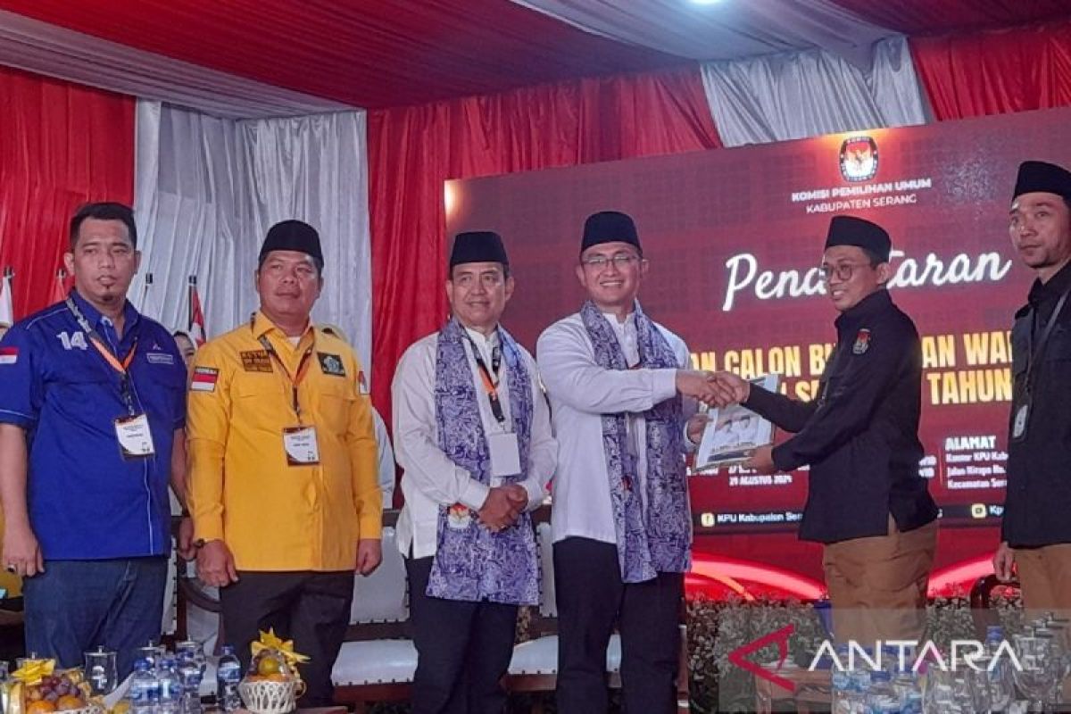 Andika-Nanang resmi daftar Pilkada ke KPU Kabupaten Serang