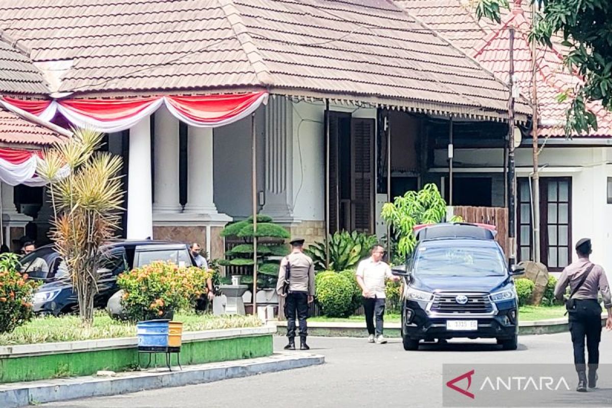 KPK geledah rumah dinas Bupati Situbondo dan bawa lima dokumen