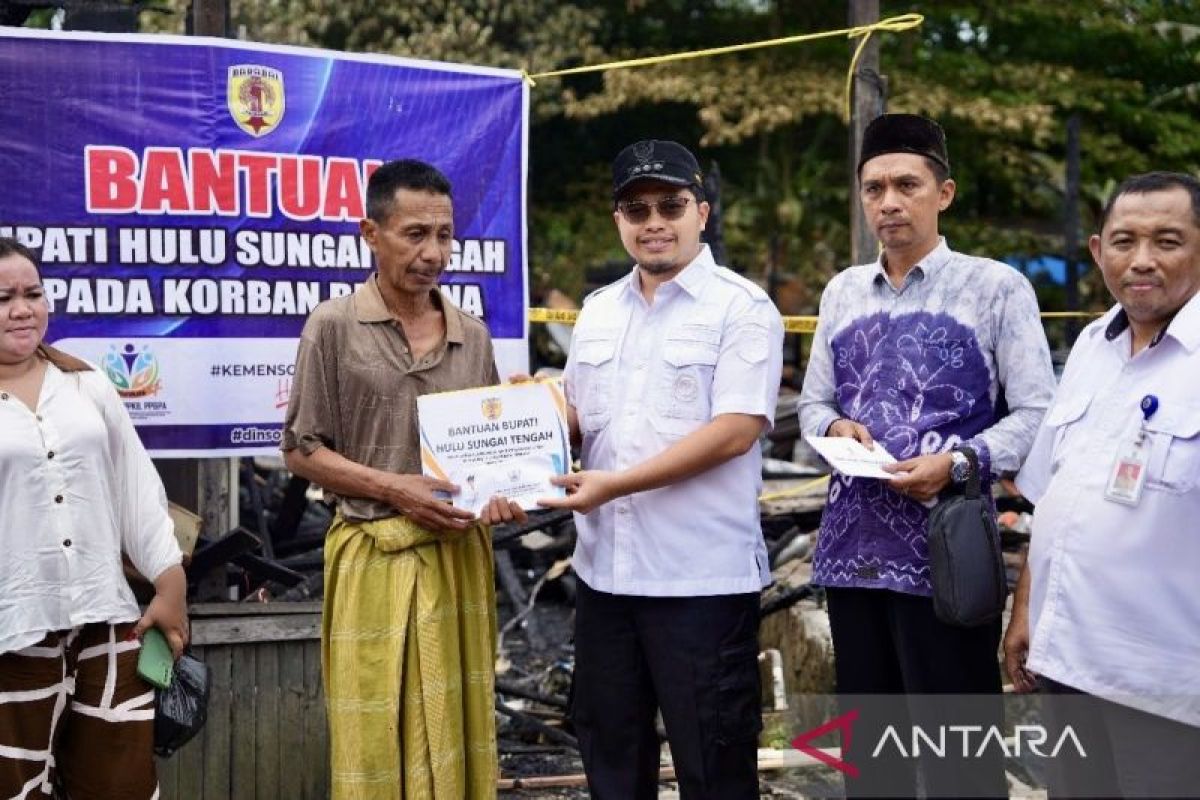 Bupati HST beri bantuan bagi korban kebakaran di Pantai Hambawang Barat