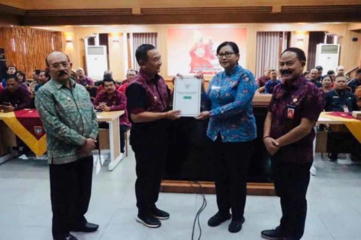 Bupati Karangasem Terima Penghargaan Dari Ombudsman RI