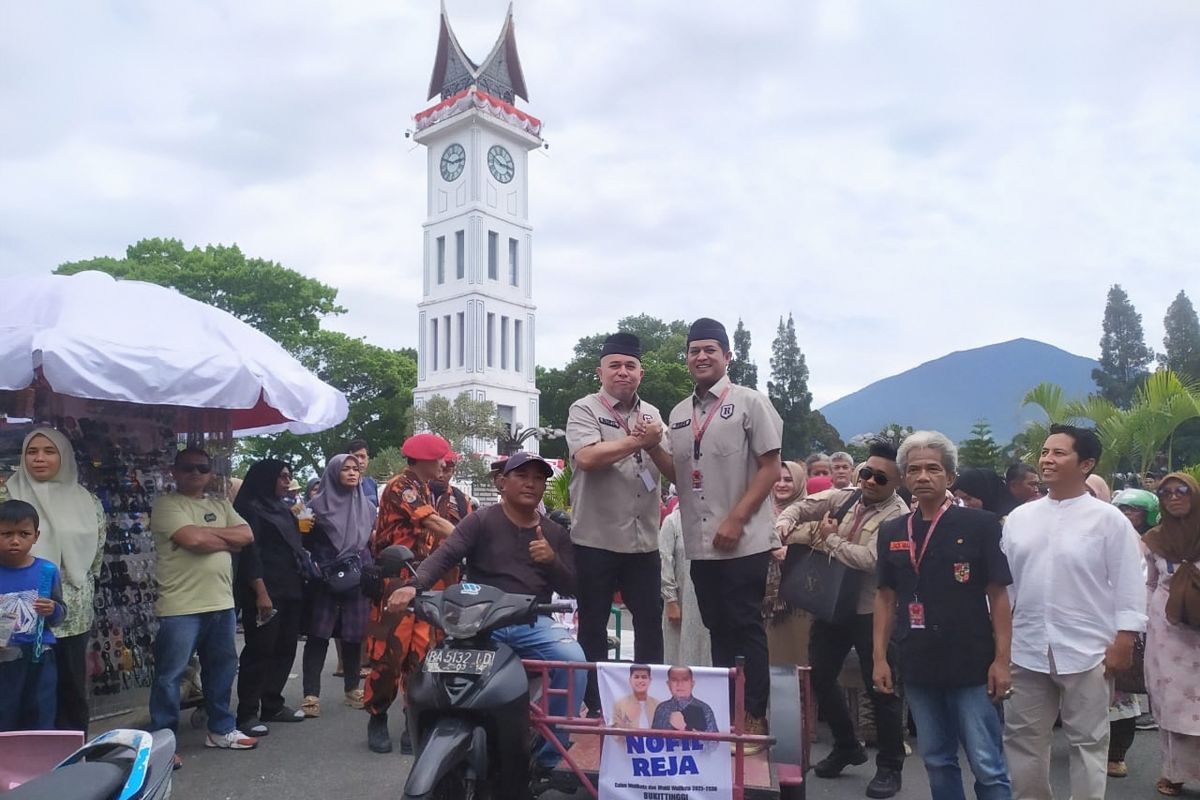 Diantar becak ke KPU, Nofil-Frisdoreja pendaftar pertama Pilkada Bukittinggi