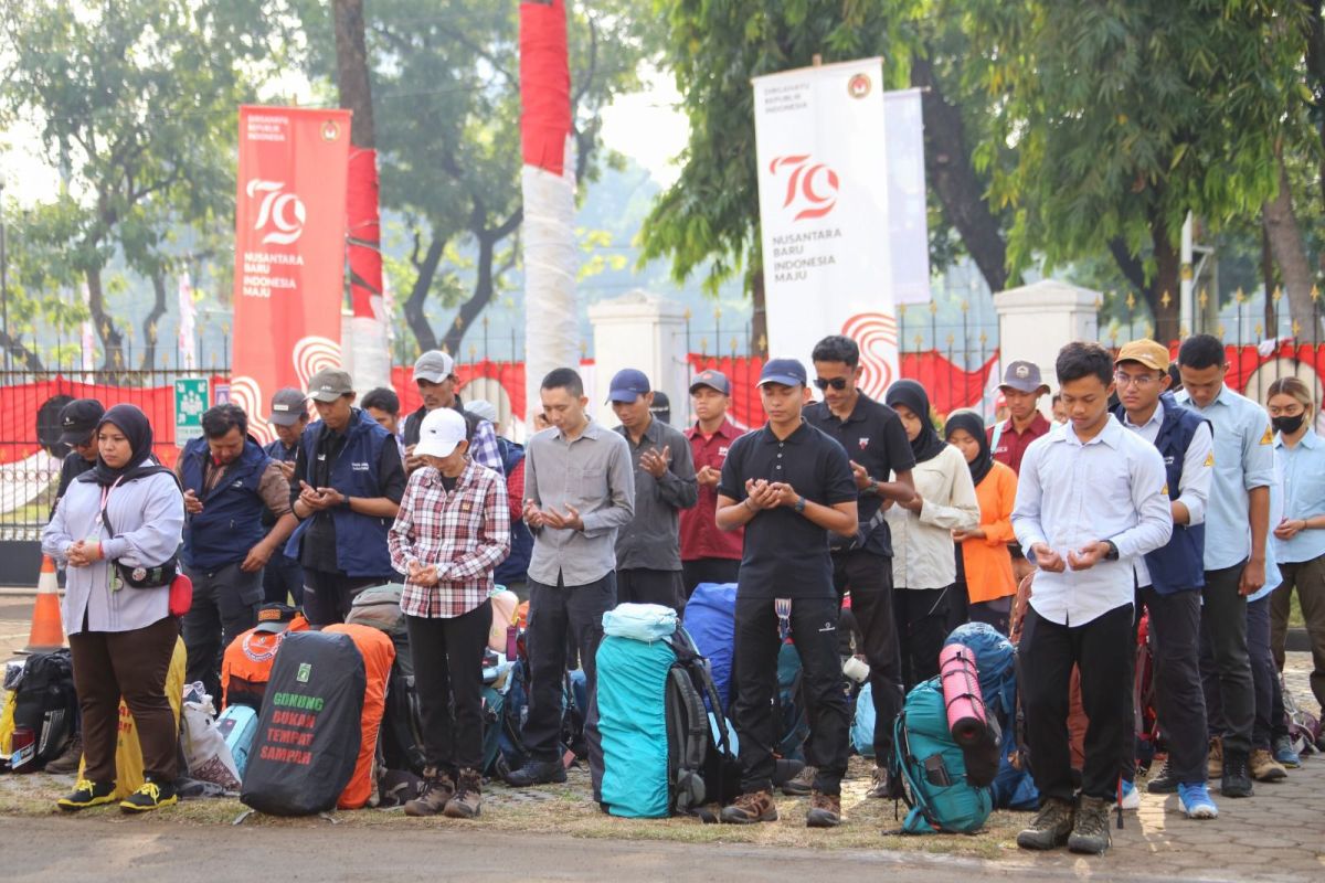 Aksi bersih-bersih  Gunung Prau dan kawasan wisata Dieng libatkan 250 relawan