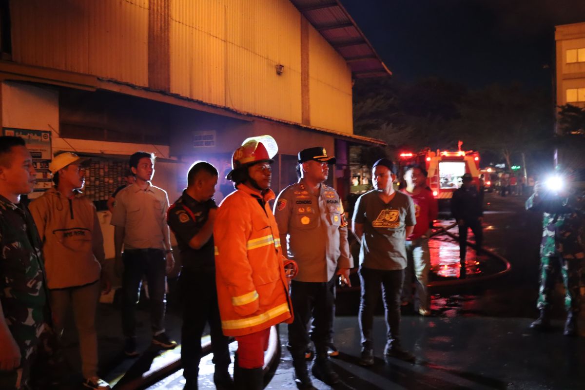 Pabrik furniture di Serang terbakar, butuh 15 jam untuk pemadaman