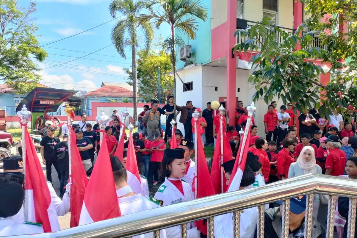 Ribuan massa-paskibraka dan barongsai antarkan Andre-Richard mendaftar