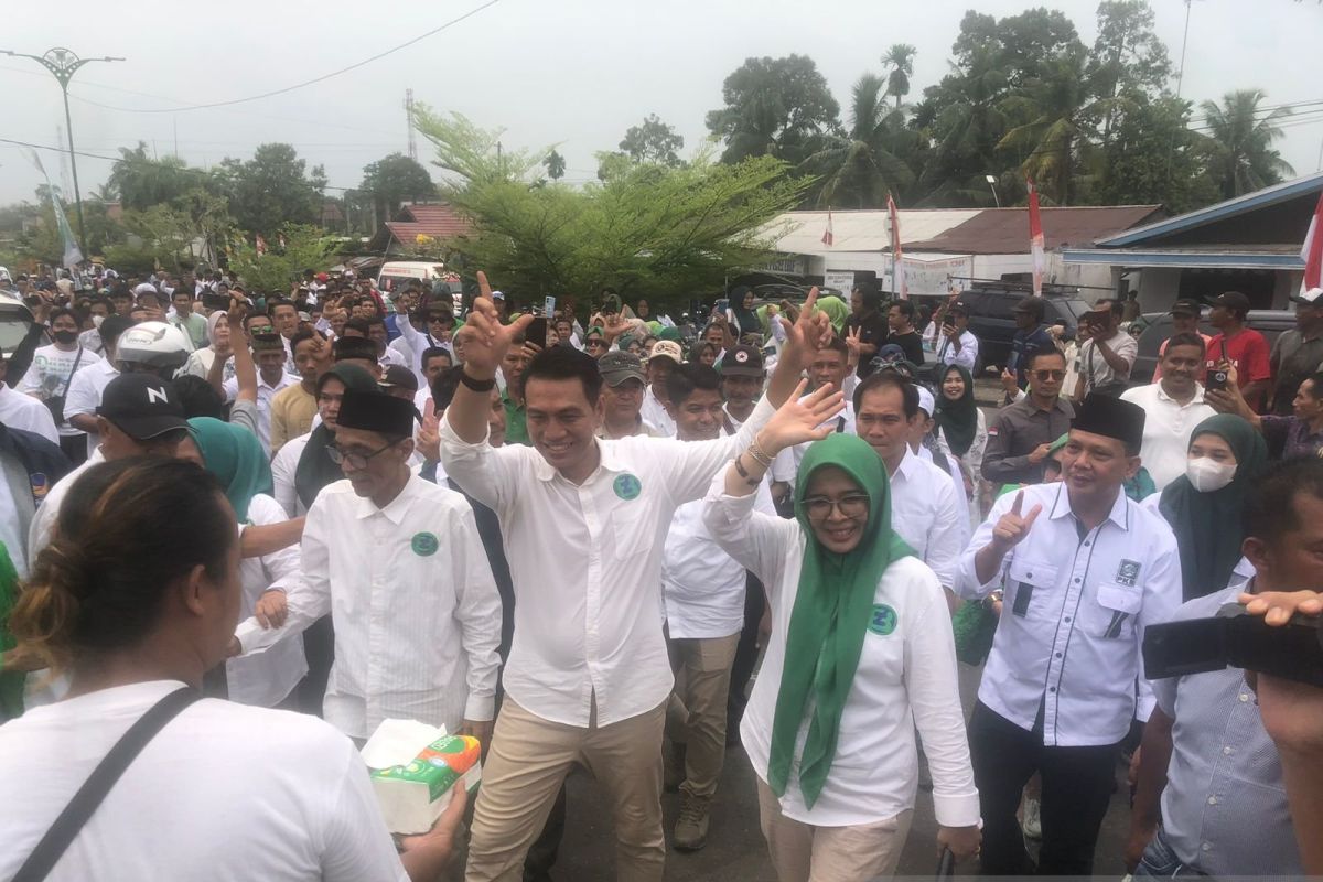 Calon Bupati dan Wakil Bupati Batanghari mengatar berkas ke KPU