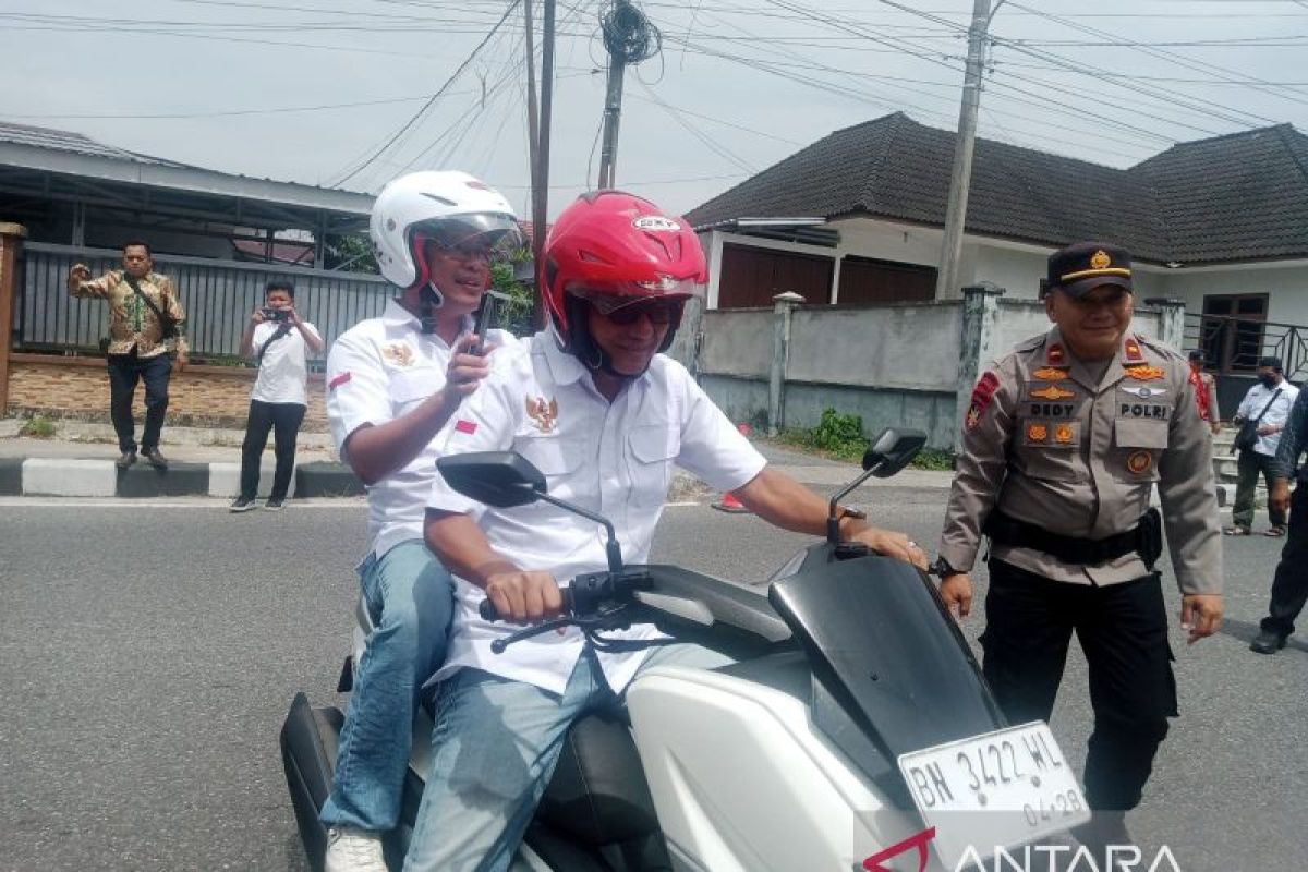 Pasangan Djoni Alamsyah-Syamsir kendarai motor daftar pilkada ke KPU Belitung