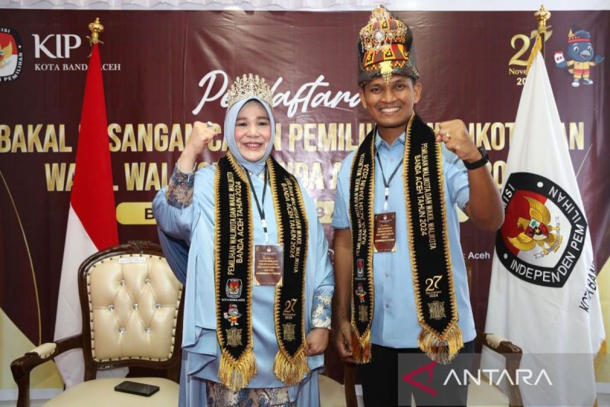 Illiza-Afdhal resmi daftar ke KIP Banda Aceh, diiringi ratusan pendukung