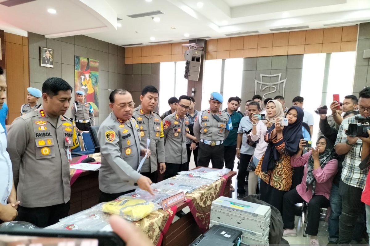 Polda Sumbar periksa dua anggota polisi terlibat perampokan uang