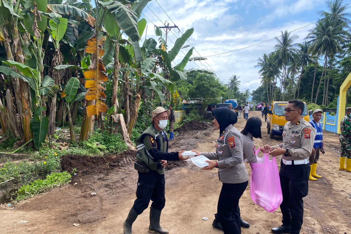 Polda Malut distribusikan 300 kotak makanan bantu warga korban banjir Ternate