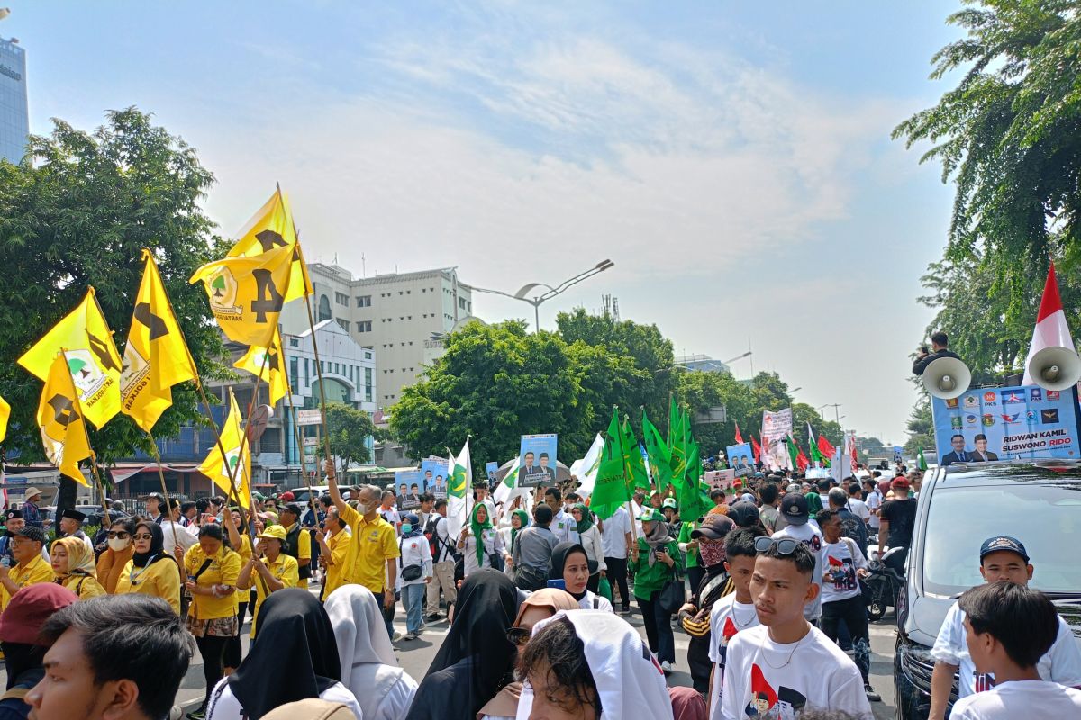 Ridwan Kamil-Suswono bersama pendukungnya berjalan menuju KPU