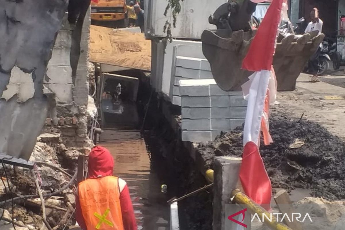 SDA Jakbar rehabilitasi saluran air sepanjang 350 meter di Cengkareng